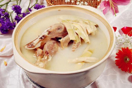 老鴨湯怎么燉好喝又營養(yǎng)?燉老鴨湯要不要焯水?