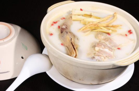 老鴨湯怎么燉好喝又營養(yǎng)?燉老鴨湯要不要焯水?