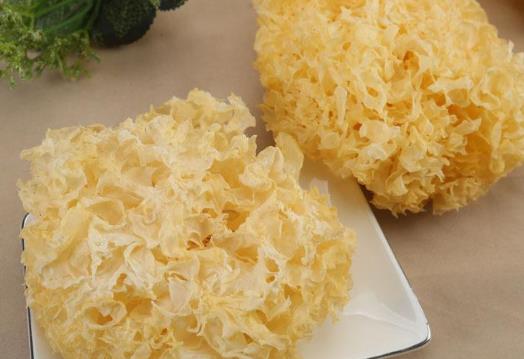銀耳煮熟后是白色還是透明的?銀耳必須要煮出膠質(zhì)才好嗎?