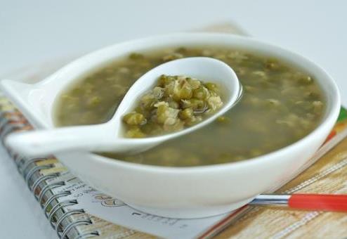 做綠豆湯怎么防止綠豆湯變紅?綠豆湯適合什么時(shí)間喝?