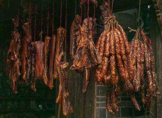 臘肉發(fā)霉了還能吃嗎?臘肉要曬多久才沒(méi)有油