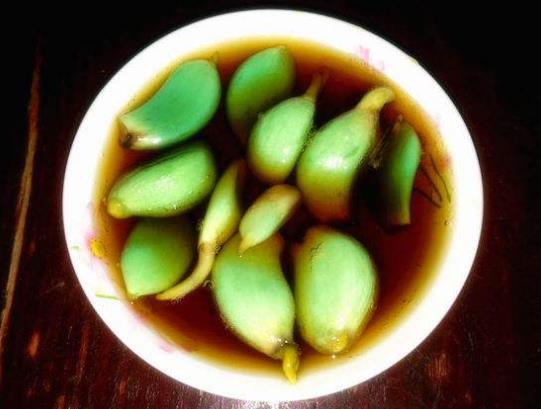 怎么讓臘八蒜變綠?臘八蒜是放室內(nèi)還是室外