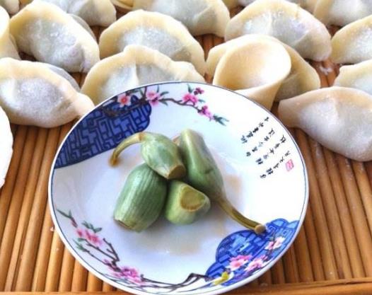 臘八蒜醋要沒過(guò)蒜嗎?臘八蒜用生醋還是熟醋