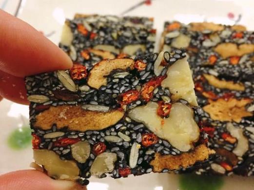 做阿膠糕兩面都要放玫瑰花嗎?阿膠糕熬的時(shí)間不夠會(huì)影響效果嗎