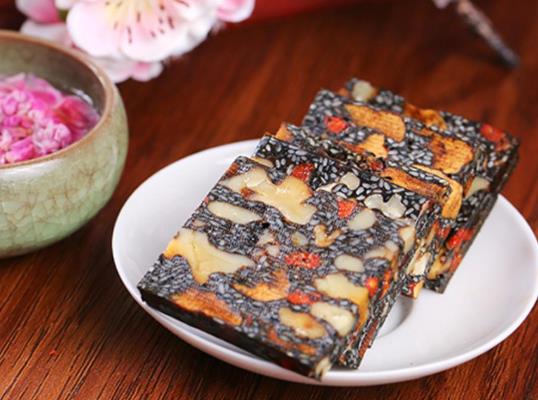 做阿膠糕兩面都要放玫瑰花嗎?阿膠糕熬的時(shí)間不夠會(huì)影響效果嗎
