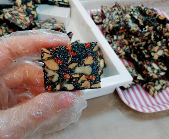 阿膠糕冷卻3個(gè)小時(shí)可以切嗎?阿膠糕做好后等吃的時(shí)候再切開(kāi)可以嗎