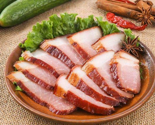 切臘肉是順切還是橫切好?臘肉切開(kāi)有綠色反光能吃嗎