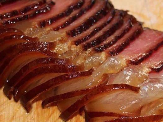 切臘肉是順切還是橫切好?臘肉切開(kāi)有綠色反光能吃嗎