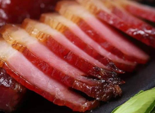 臘肉切不動有什么好辦法?臘肉炒菜之前應(yīng)該是煮還是蒸