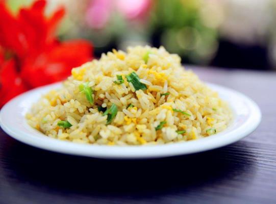 蛋炒飯做出來(lái)黏乎乎是怎么回事?蛋炒飯一定要用過(guò)夜的米飯嗎