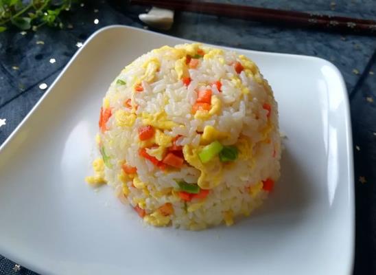 蛋炒飯做出來(lái)黏乎乎是怎么回事?蛋炒飯一定要用過(guò)夜的米飯嗎