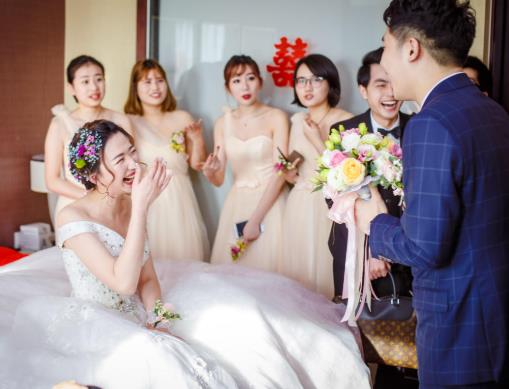 結(jié)婚當(dāng)天晚上誰先躺下?結(jié)婚當(dāng)天是什么感覺?