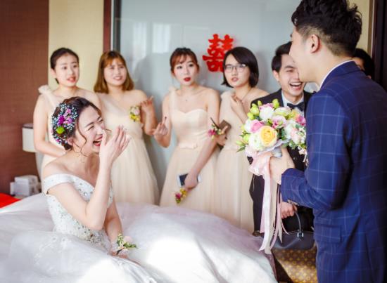 異地婚禮女方去幾個人車費誰出?遠嫁結(jié)婚是女方先擺酒嗎