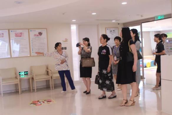 陜西省內(nèi)30余位產(chǎn)科主任一行蒞臨西安安琪兒婦產(chǎn)醫(yī)院參觀交流
