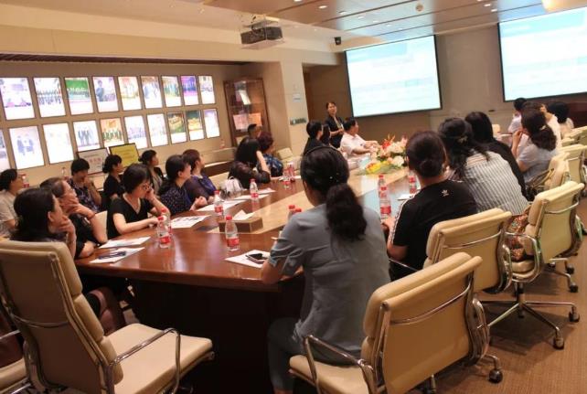 陜西省內(nèi)30余位產(chǎn)科主任一行蒞臨西安安琪兒婦產(chǎn)醫(yī)院參觀交流