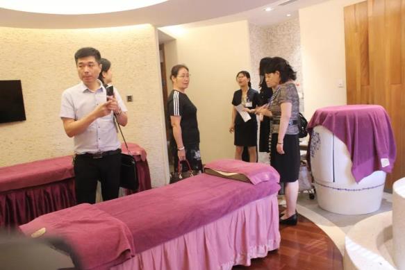 陜西省內(nèi)30余位產(chǎn)科主任一行蒞臨西安安琪兒婦產(chǎn)醫(yī)院參觀交流