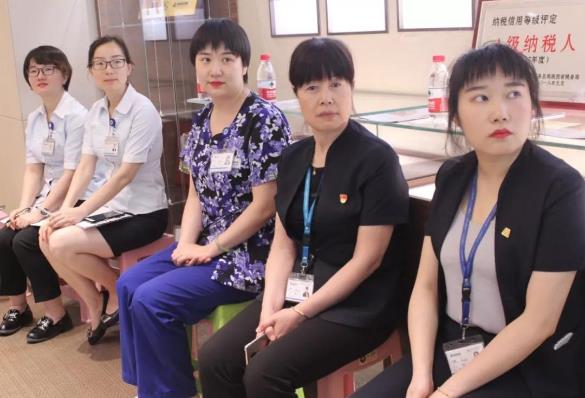 陜西省內(nèi)30余位產(chǎn)科主任一行蒞臨西安安琪兒婦產(chǎn)醫(yī)院參觀交流