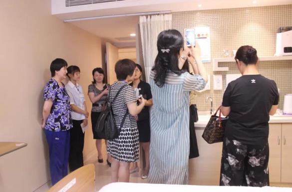 陜西省內(nèi)30余位產(chǎn)科主任一行蒞臨西安安琪兒婦產(chǎn)醫(yī)院參觀交流