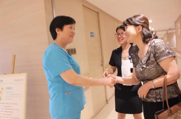 陜西省內(nèi)30余位產(chǎn)科主任一行蒞臨西安安琪兒婦產(chǎn)醫(yī)院參觀交流