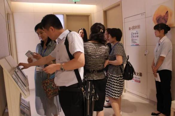 陜西省內(nèi)30余位產(chǎn)科主任一行蒞臨西安安琪兒婦產(chǎn)醫(yī)院參觀交流