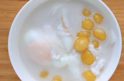 蛋清和蛋黃哪個更有營養(yǎng) 怎么樣讓寶寶不再抗拒蛋黃