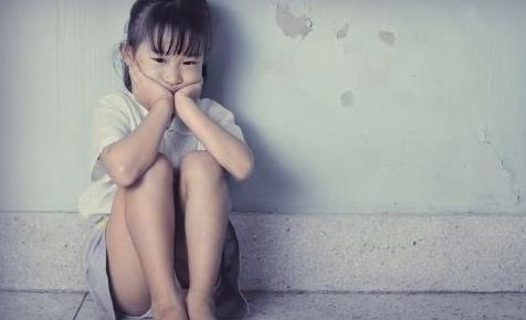 寶寶患上自閉癥的話會(huì)有什么癥狀 兒童自閉癥該怎么治療