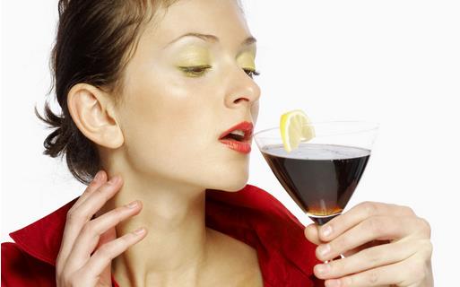 女人喝紅酒的最佳時(shí)間 女人喝紅酒什么時(shí)候喝最好