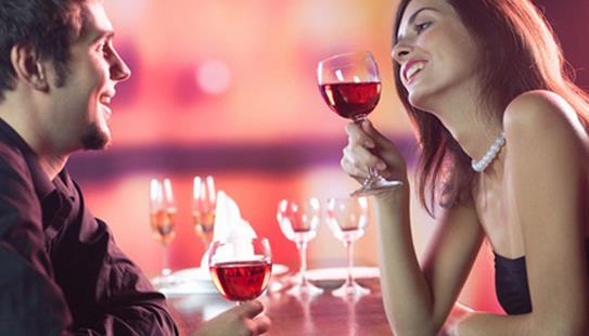 女人喝紅酒的最佳時(shí)間 女人喝紅酒什么時(shí)候喝最好