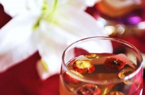 紅棗泡水什么時(shí)候喝最好 喝紅棗泡水最佳時(shí)間