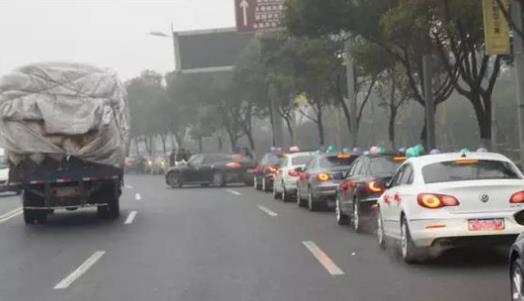 開車什么時(shí)候打雙閃 開雙閃的時(shí)間