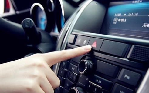 開車什么時(shí)候打雙閃 開雙閃的時(shí)間