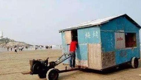 六、男子將拖拉機(jī)改裝成多功能房車.jpg