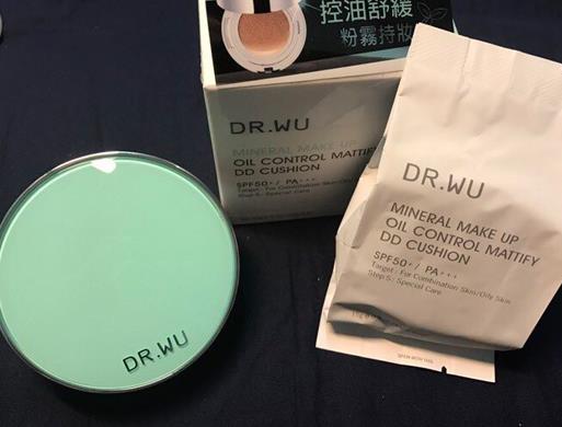 臺灣必買十大單品彩妝排名,Solone眼影、mkup素顏霜都很好
