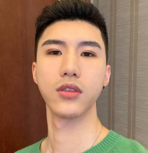 中國(guó)最火十大美妝博主排名,俊平大魔王、李佳琪堪稱(chēng)帶貨王