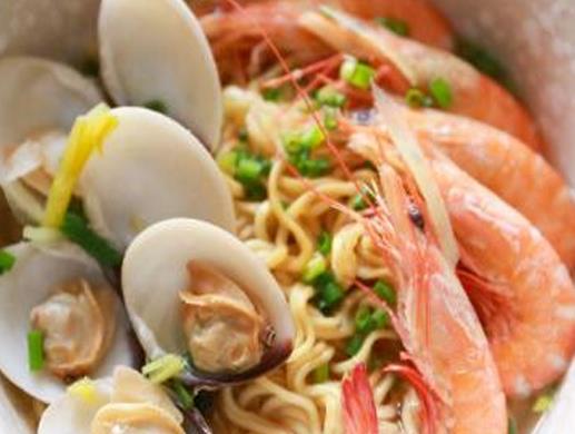 威海十大小吃排名,千層餅是傳統(tǒng)面食,喜餅是當(dāng)?shù)亟Y(jié)婚必備品