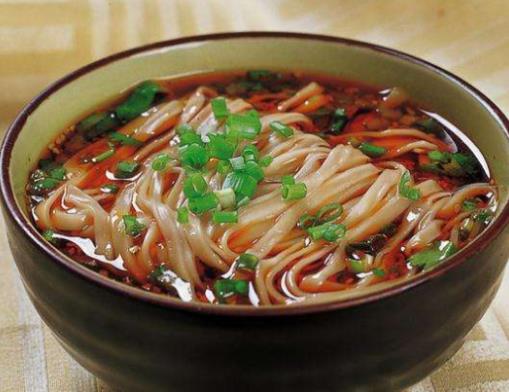 濟(jì)南老字號(hào)名吃排名,亮亮面館豬肘湯面很經(jīng)典,周記扒雞衛(wèi)生好