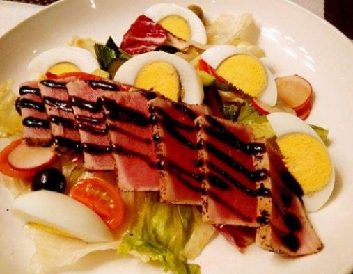 青島十大必吃美食餐廳,那家小院的酥皮蝦是招牌,蟹斗士人氣高
