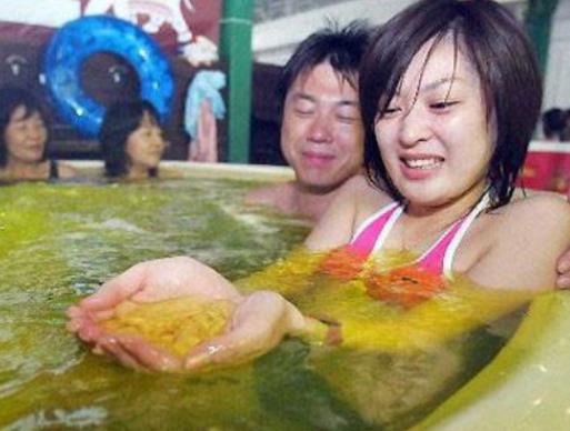 全球十大奇特沐浴方式,石油浴流傳千年,拉面浴能促進(jìn)新城代謝