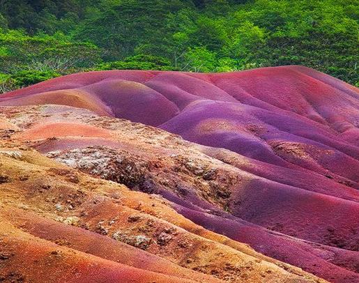 世界十大奇特的自然景觀,五色河很夢幻,七色土由火山噴發(fā)