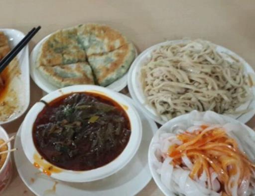 十大鄭州美食小店排名,蘇記餃子人氣火爆,辣妹小吃物美價廉