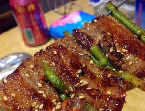 哈爾濱中央大街必吃美食,老昌春餅有勁道、黃桃鍋包肉爽口嫩滑