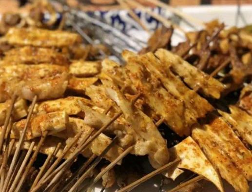 哈爾濱中央大街必吃美食,老昌春餅有勁道、黃桃鍋包肉爽口嫩滑