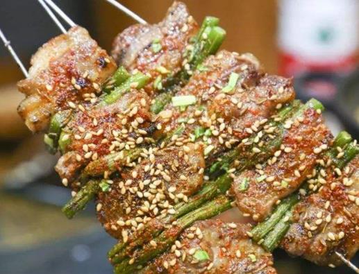 哈爾濱中央大街必吃美食,老昌春餅有勁道、黃桃鍋包肉爽口嫩滑