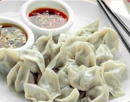 哈爾濱中央大街必吃美食,老昌春餅有勁道、黃桃鍋包肉爽口嫩滑