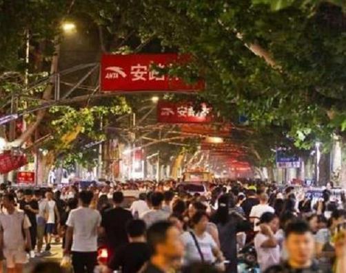 鄭州五大小吃街排行榜,健康路美食街、兩岸美食廣場(chǎng)很有特色