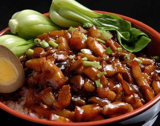 臺灣最著名的小吃,鹵肉飯、鹽酥雞具有臺灣風味