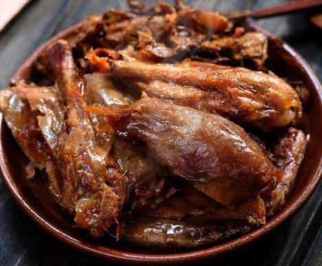 臺灣最著名的小吃,鹵肉飯、鹽酥雞具有臺灣風味