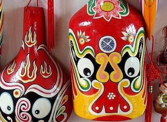 陜西十大傳統(tǒng)手工藝品,皮影戲源遠流長、陜北剪紙粗獷大氣