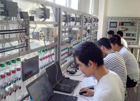 中國(guó)十大電工培訓(xùn)機(jī)構(gòu),程控教育、八方匯的講師有豐富的經(jīng)驗(yàn)