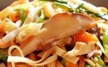 湖南株洲土特產(chǎn)品排行 鹿茸酒佐以二十余種名貴中藥泡制而成